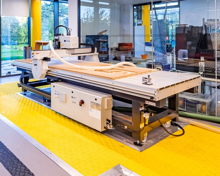 File:AXYZ-Innovator-CNC-Router.jpg