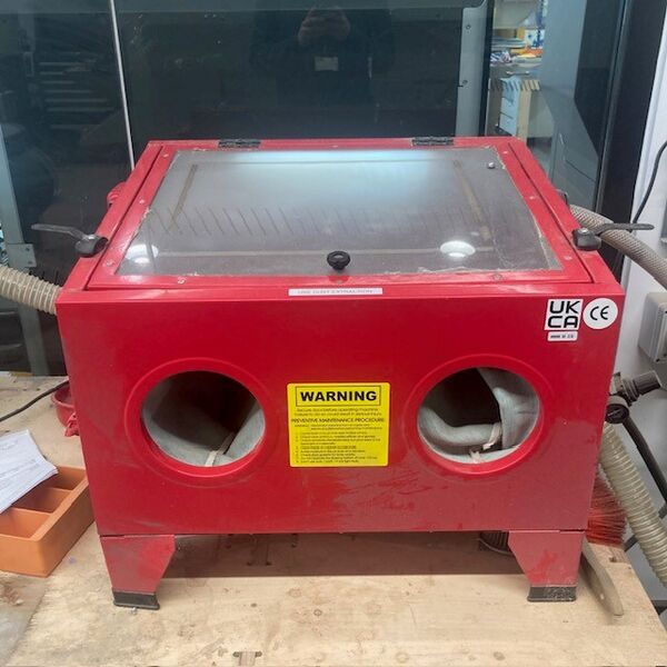 File:Sandblasting-cabinet.jpg